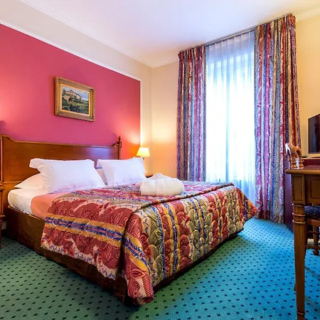 Diplomate Hotel
