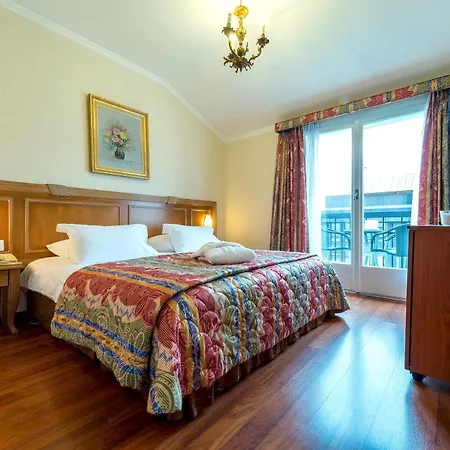 Diplomate Hotel